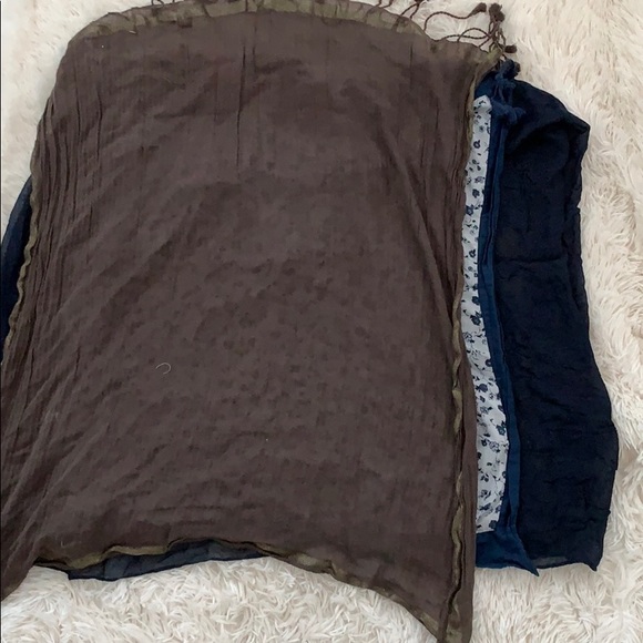 Bundle of 4 Abercrombie scarfs - Picture 2 of 2